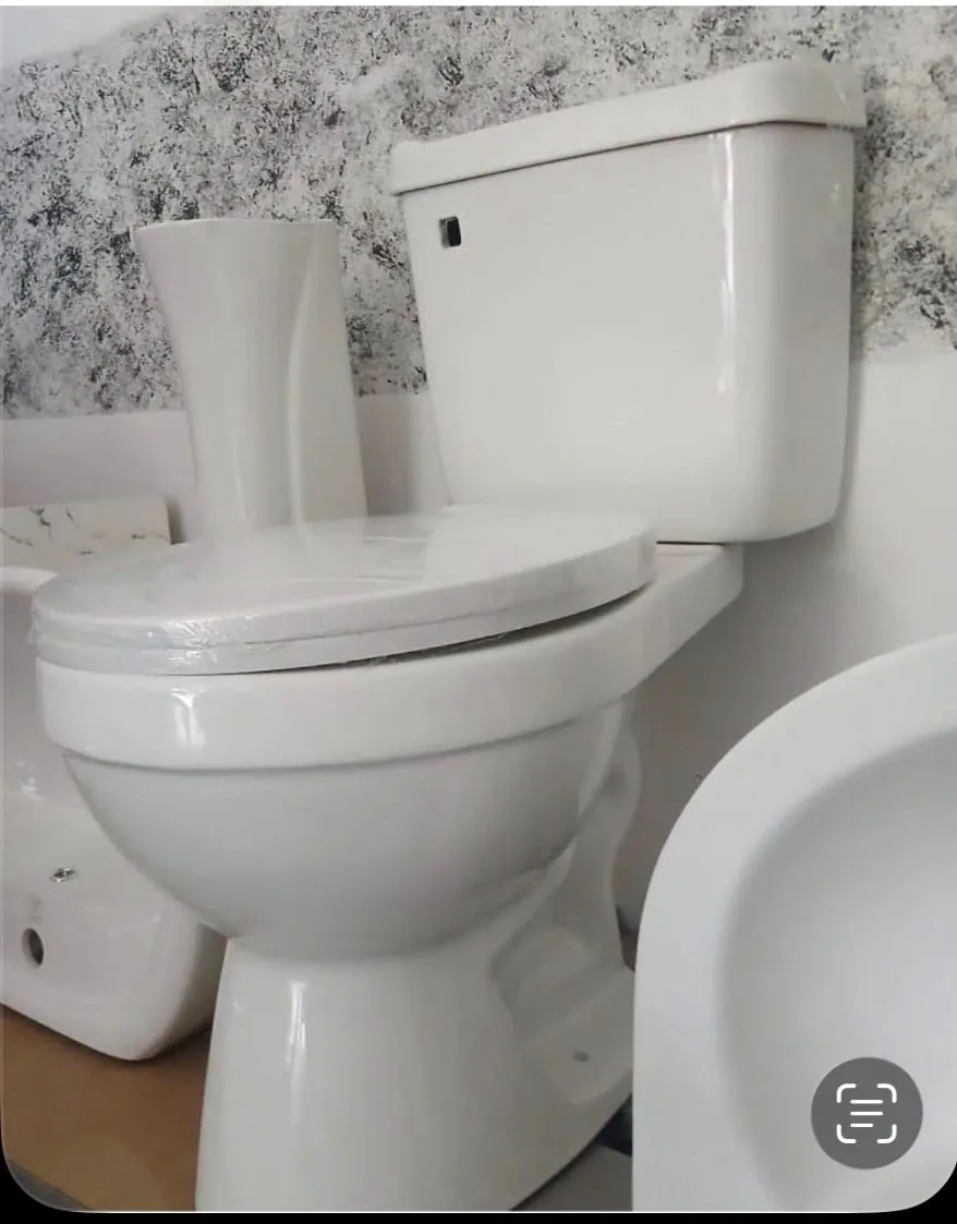 Juego de baño cubano, tasa, tapa, tanque, lava manos y pedestal. Precio 75 000
